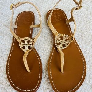 Tory Burch Sandals sz 8 beige patent leather,Crystal ‘T’ logo, clean V good con